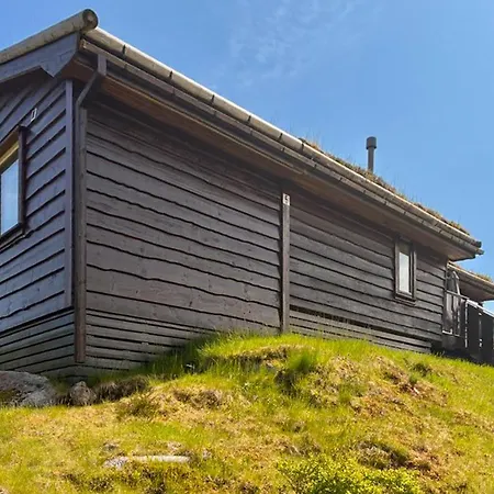 3 Bedroom Gorgeous In Hébergement de vacances Tjorhom